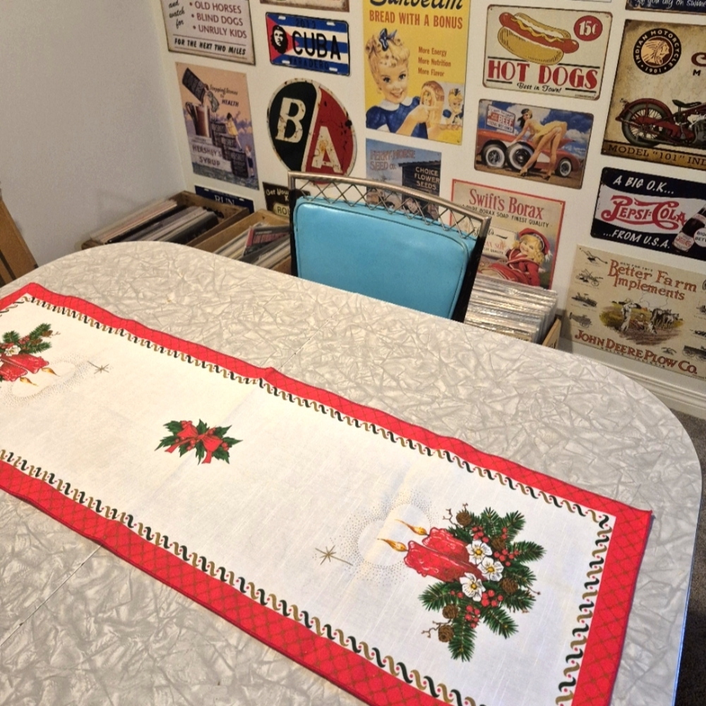 Vintage Christmas Table Runner - Picture 1 of 6